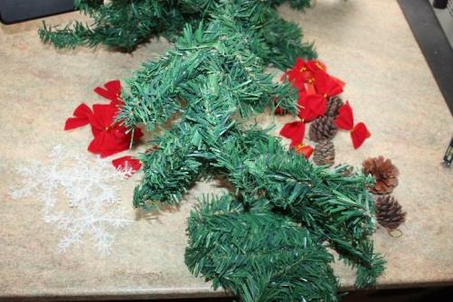 BITOWAT Christmas Garland with Lights sold on Amazon: photo 1 of 2 from the OPSS notice of 23 Nov 2022
